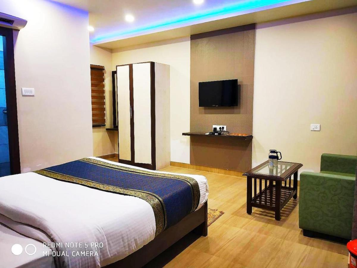 Hotel Aadesh Palace Varanasi Exterior foto