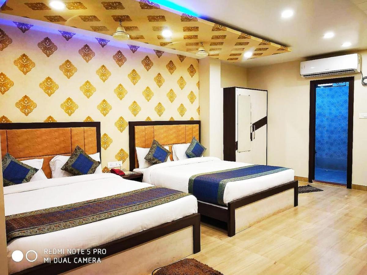 Hotel Aadesh Palace Varanasi Exterior foto