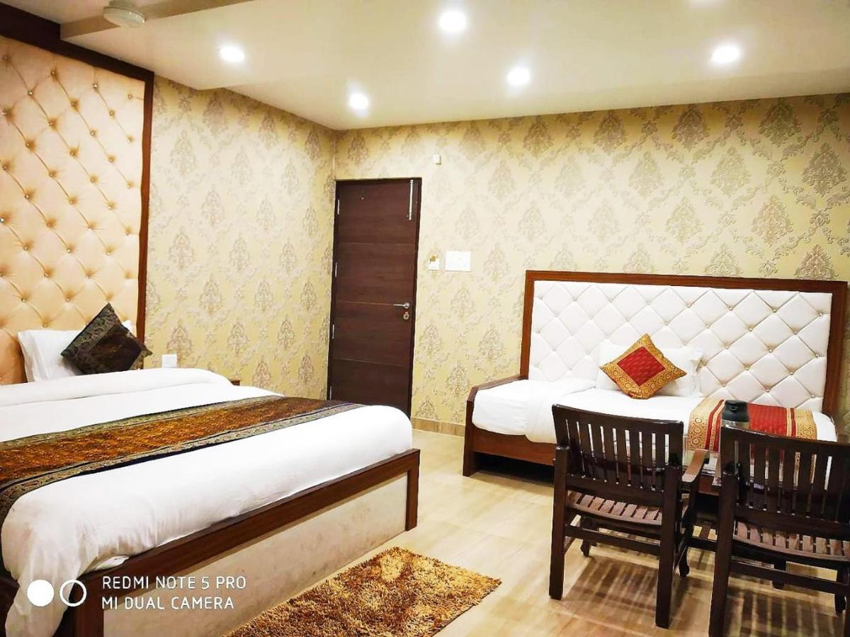 Hotel Aadesh Palace Varanasi Exterior foto