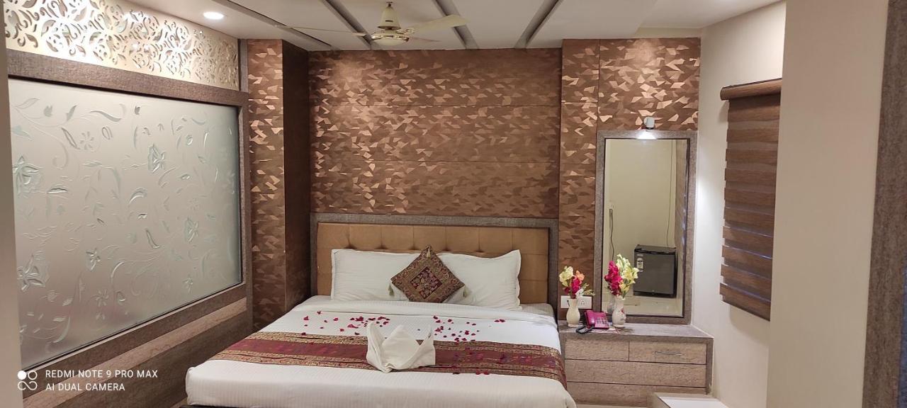 Hotel Aadesh Palace Varanasi Exterior foto