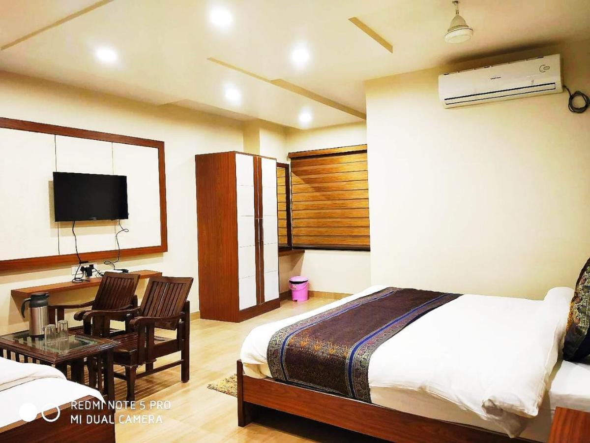 Hotel Aadesh Palace Varanasi Exterior foto