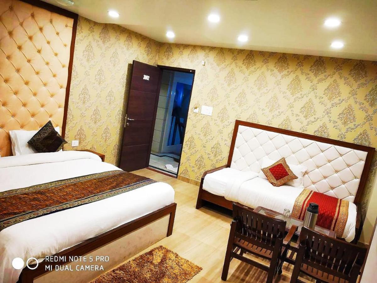 Hotel Aadesh Palace Varanasi Exterior foto