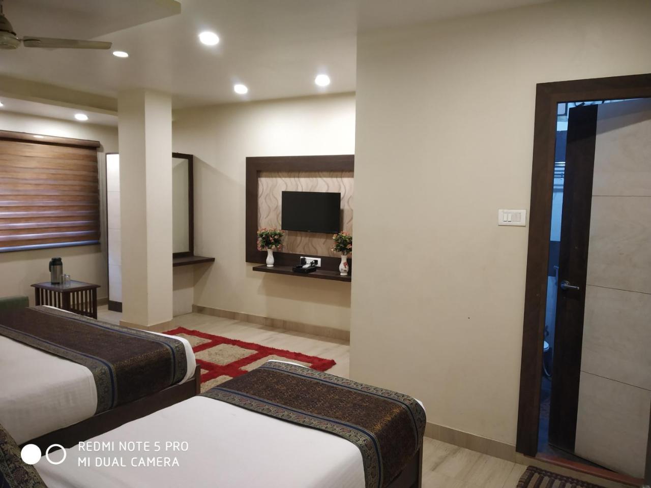 Hotel Aadesh Palace Varanasi Exterior foto
