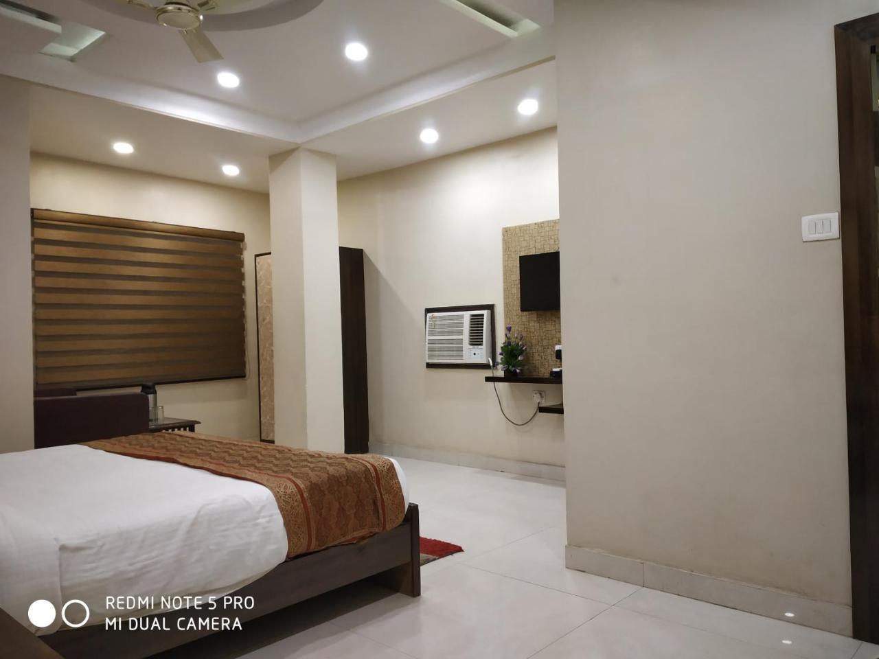 Hotel Aadesh Palace Varanasi Exterior foto
