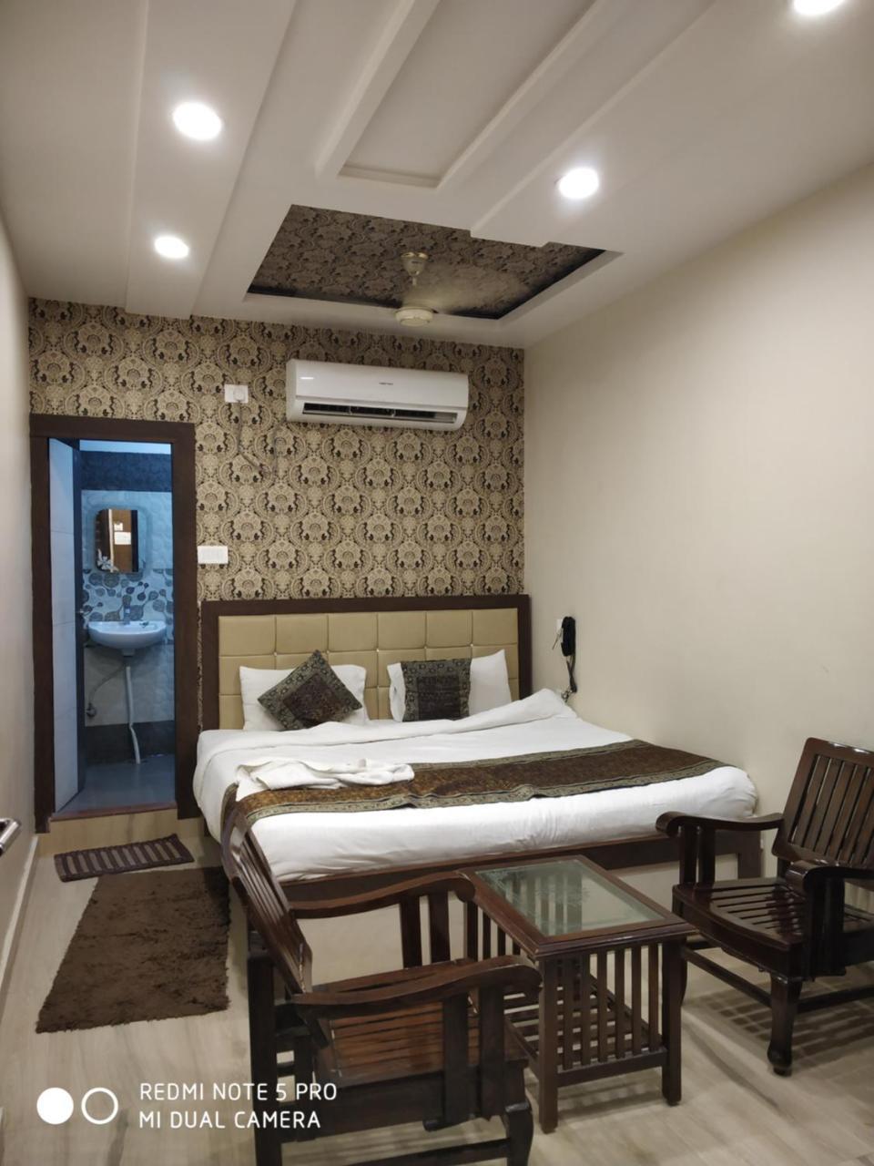 Hotel Aadesh Palace Varanasi Exterior foto