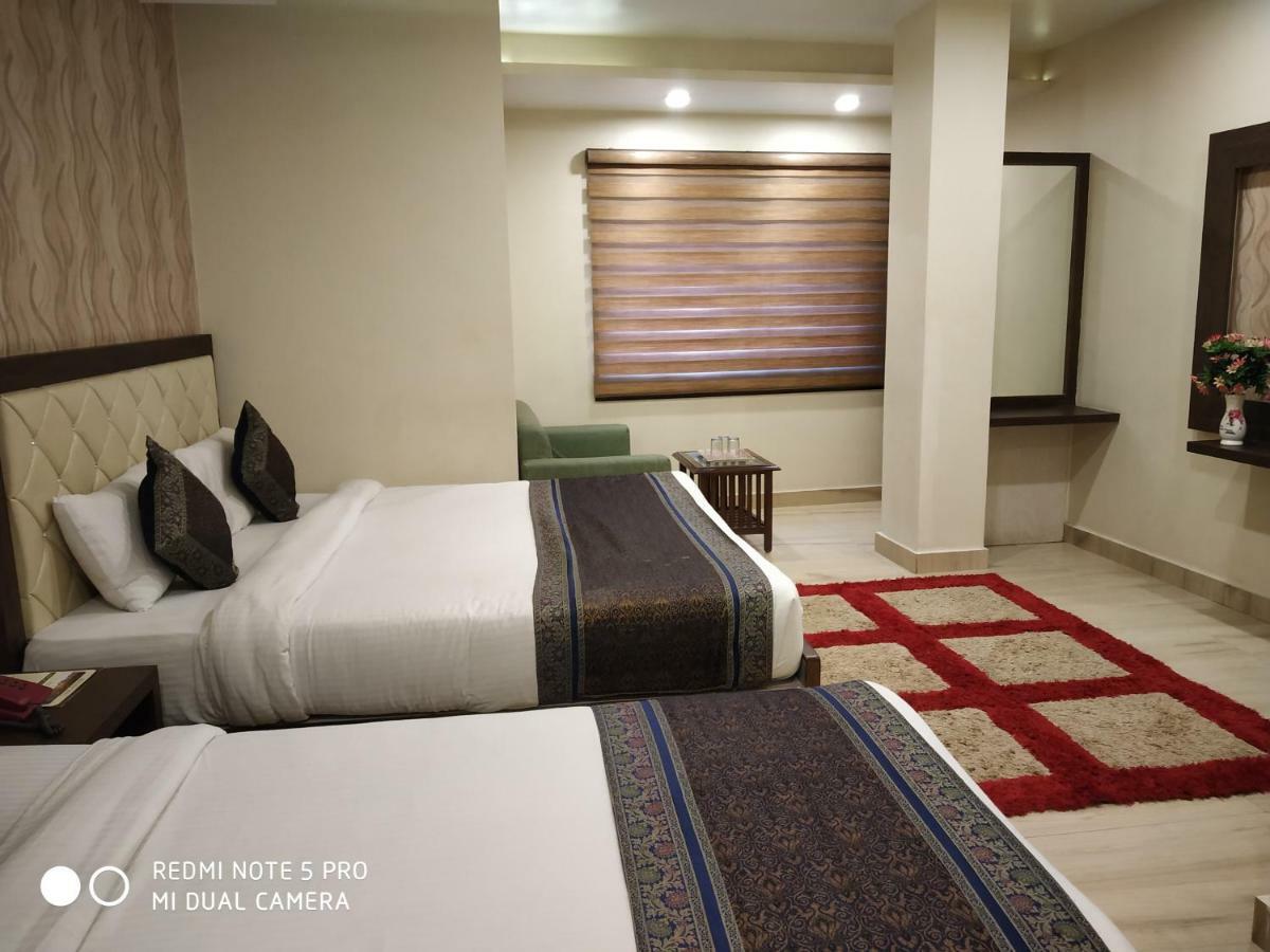 Hotel Aadesh Palace Varanasi Exterior foto