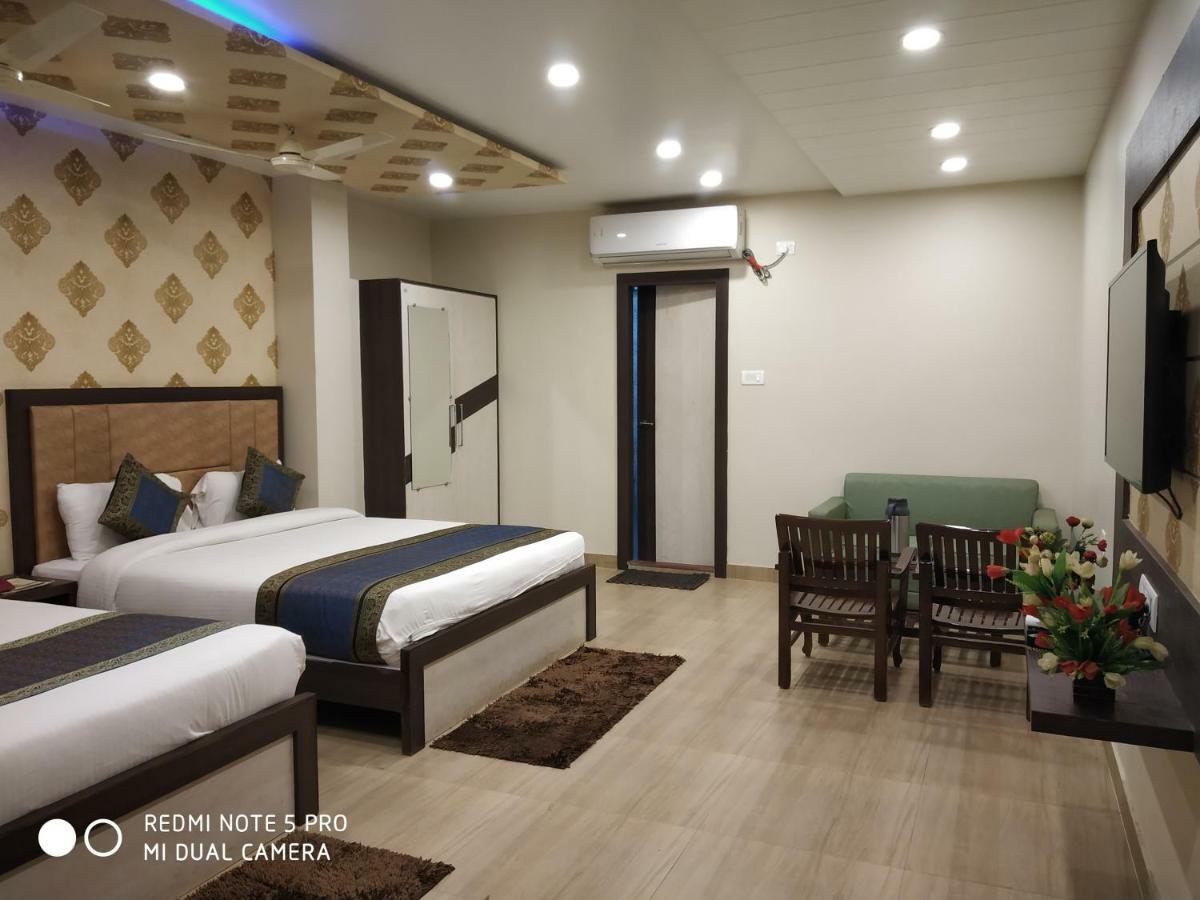 Hotel Aadesh Palace Varanasi Exterior foto