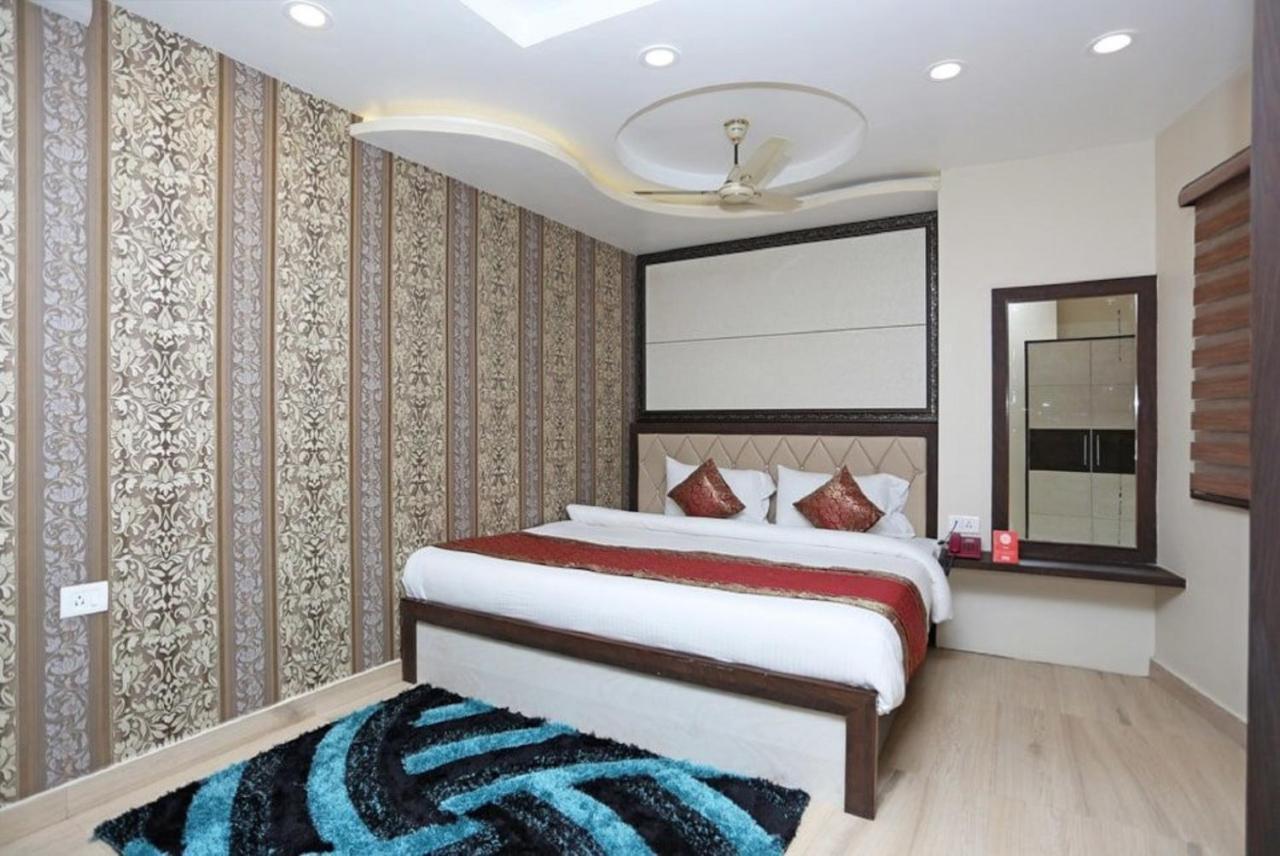 Hotel Aadesh Palace Varanasi Exterior foto