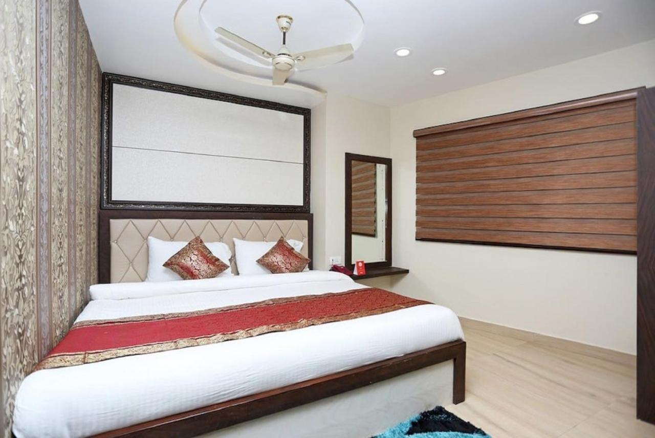 Hotel Aadesh Palace Varanasi Exterior foto